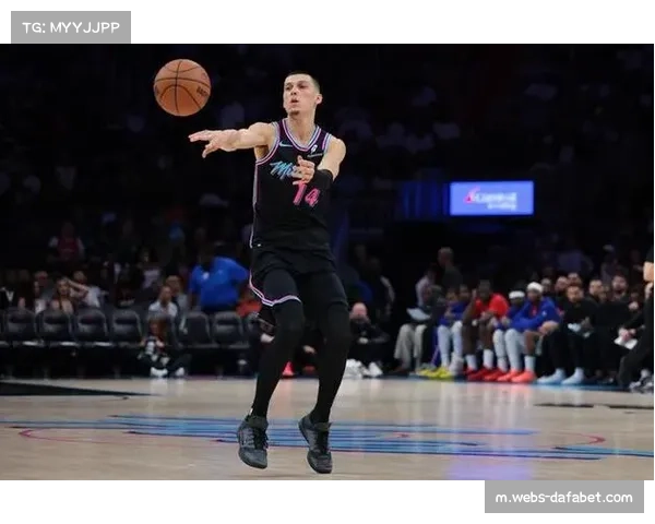 希罗末节关键三分加助攻 热火挡拆外弹战术破解黄蜂换防